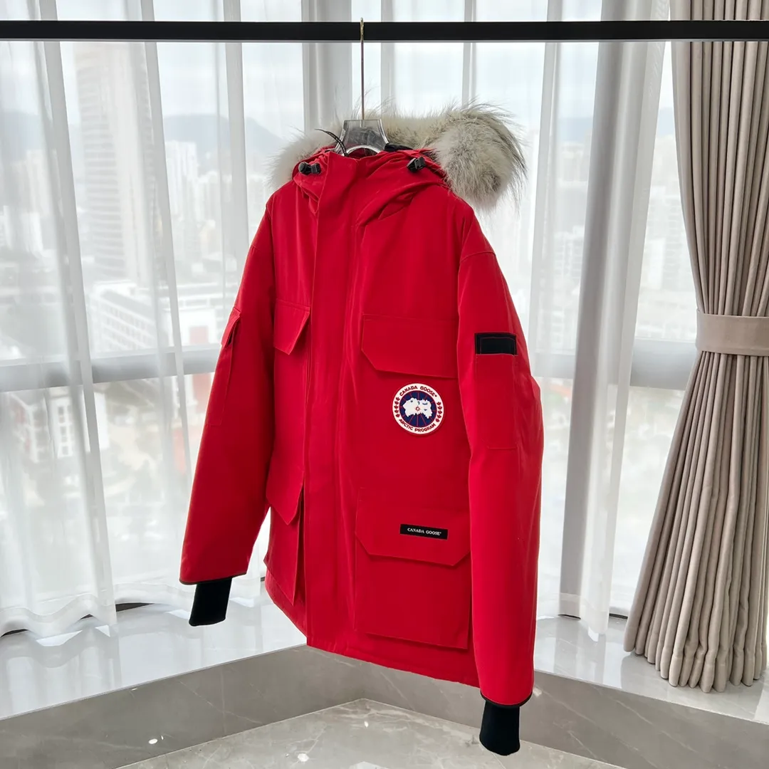 P800 Canada Goose "Canada Goose"🇨🇦 Beichen White / 08 Expedition Parka 4660M Product color: black, off-white, red, sand pink, sky blue, graphite gray, Beichen white, navy blue, sky blue, gray camouflage gray black label Product size: XS, S, M, L, XL, XXL The Expedition was originally a parka designed for scientists at the McMurdo Research Station in Antarctica. Whether your next journey takes you into the frozen urban jungle or across uncharted ice fields, wear Canada Goose's Expedition Parka and get proven results year after year in Antarctica by the National Science Foundation's Center for Polar Research.  Material list: 1⃣ Uses Y-shaped Velcro imported from Taiwan (exclusive in the market) 2⃣ Uses 18-count polyester-cotton blended fabric imported from South Korea (authentic synchronized fabric) 3⃣ National standard 80% white duck down, (zp uses 80% white duck down/90% of all boasts are fake) 4⃣ Western Canadian coyote hair (non-market dyed fox hair filled with wolf hair) Material analysis characteristics: 1⃣ The original/polyester-cotton fabric has a high polyester fiber content, and the polyester-cotton fabric has high heat and light resistance and good stability. It has bright colors, high fiber strength, durability, light resistance, heat resistance, and straightness. 2⃣ As we all know, the original version uses 80% white duck down. The fill power refers to the cubic inches of volume occupied by each ounce (30 grams) of down under certain conditions. If one ounce of down occupies 500 cubic inches, the fill power of the down is 500. So we can simply understand it as: fill power is the volume of down, and the volume of down is fill power. The higher the fill power of down, it means that under the same filling amount, down can fix a larger volume of air layer to keep warm and insulate, so the warmth retention of down is better. 3⃣ Western Canadian coyote hair, "large range of selected neck hair" is soft and fluffy, each wolf hair is 60-63 long / 14-16 wide at the peak, this width + preferred parts. It is basically unmatched by the same industry